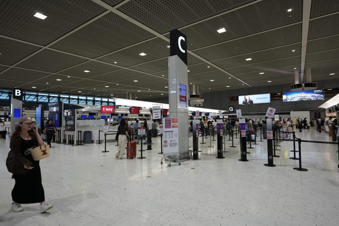 成田空港のチェックインカウンター