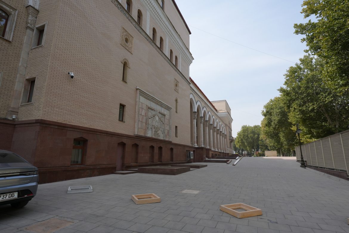 記念碑は目立たない場所にひっそりとあります