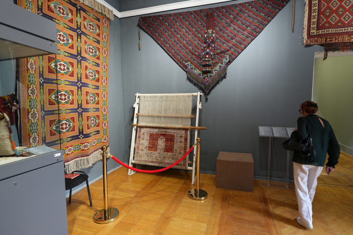 ウズベキスタン伝統の織物のスザニの展示が多い