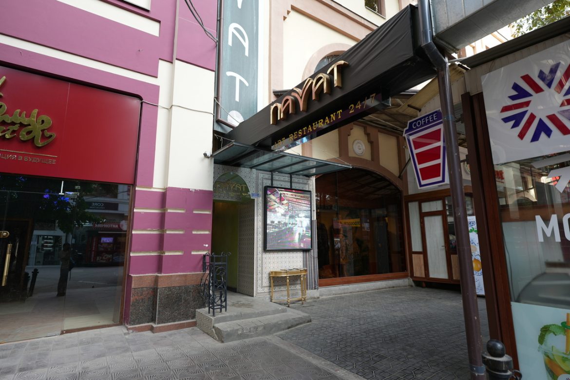 エントランスと中のギャップが凄いレストランでした