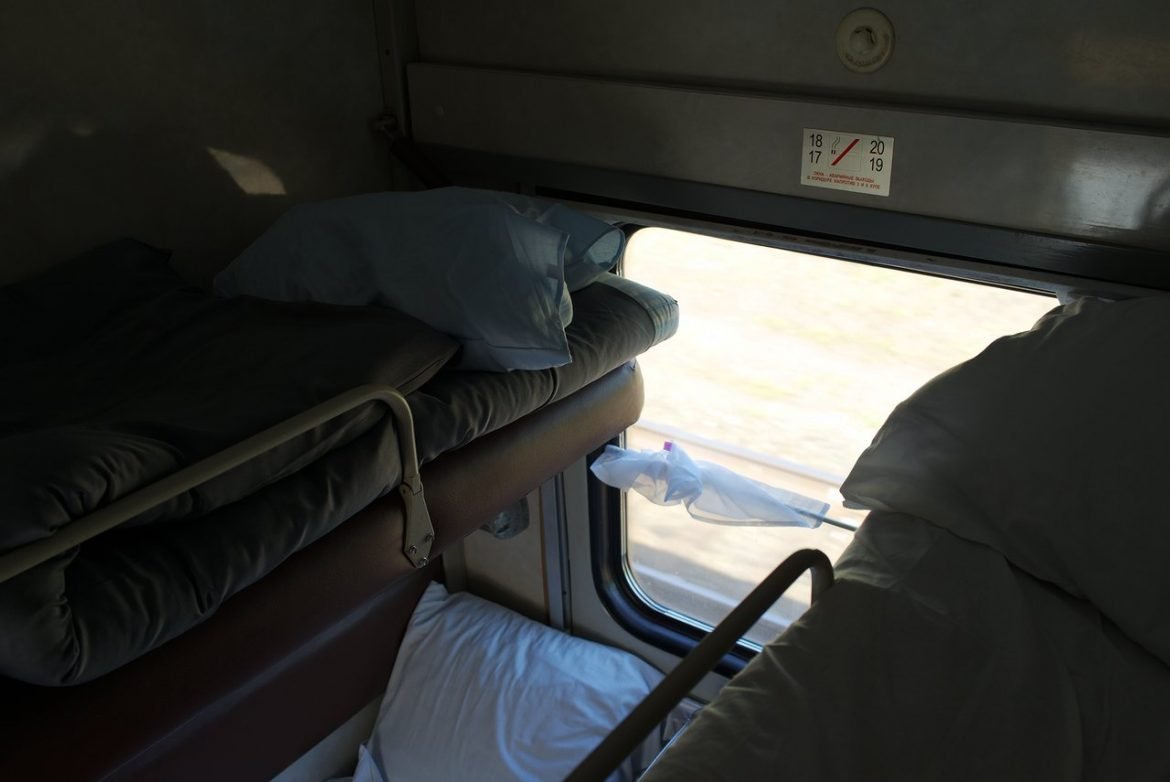 写真は2018年にロシアを旅した時のロシア国鉄の車両でウズベキスタンの夜行列車もこんな感じでした