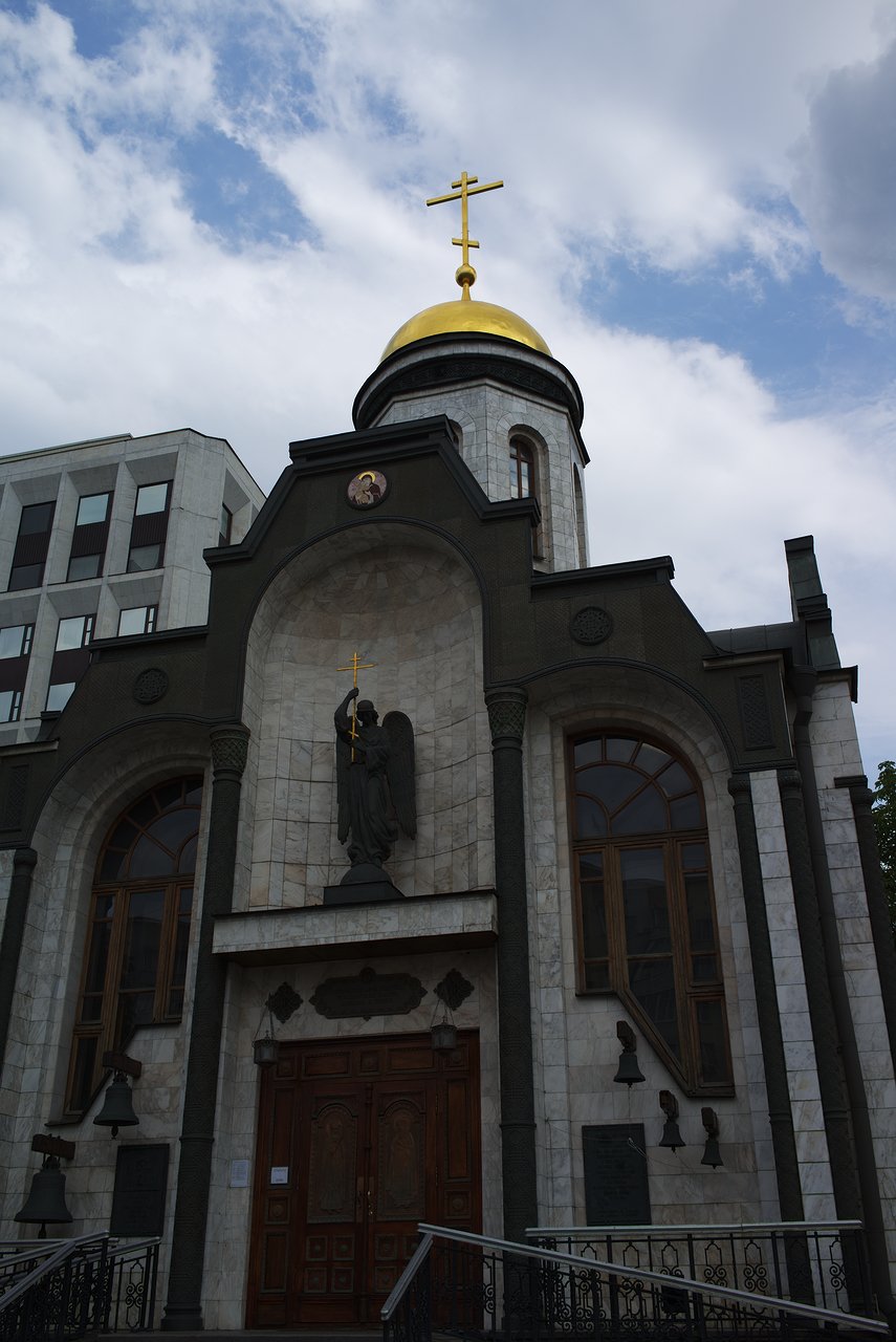 オクチャブリスカヤ駅近くの教会