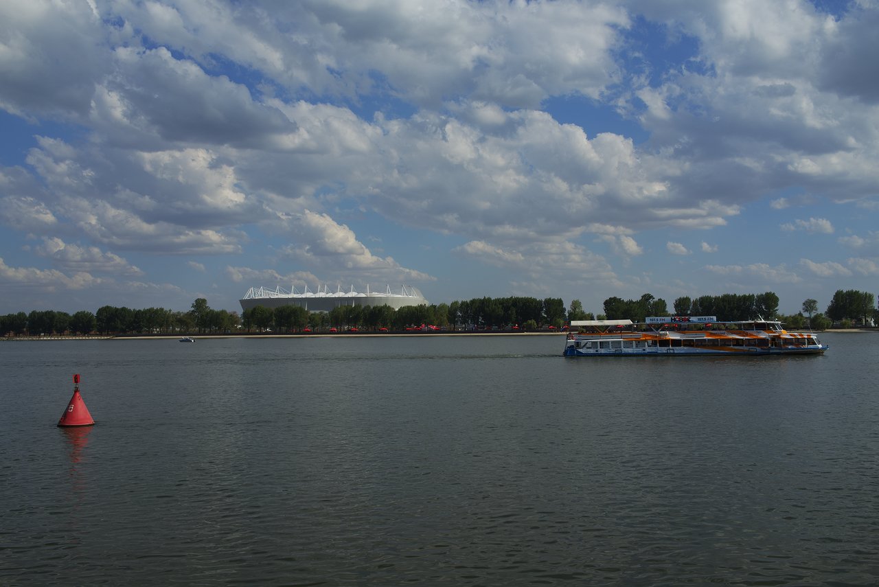 ヴォルガ川の対岸に見えるのは昨日の日本対ベルギー戦の試合会場のロストフアリーナ