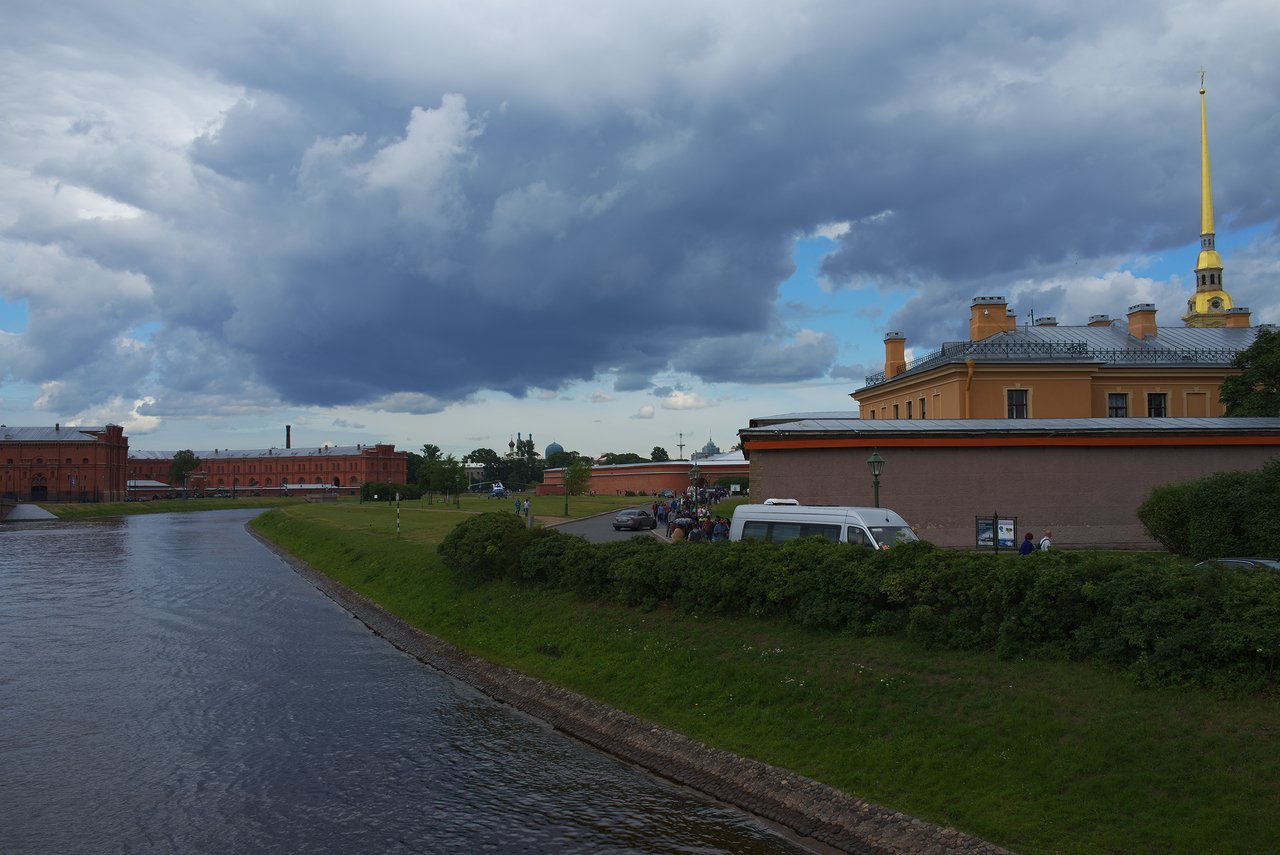 右側がペトロパヴロフスク要塞で左奥が砲兵博物館