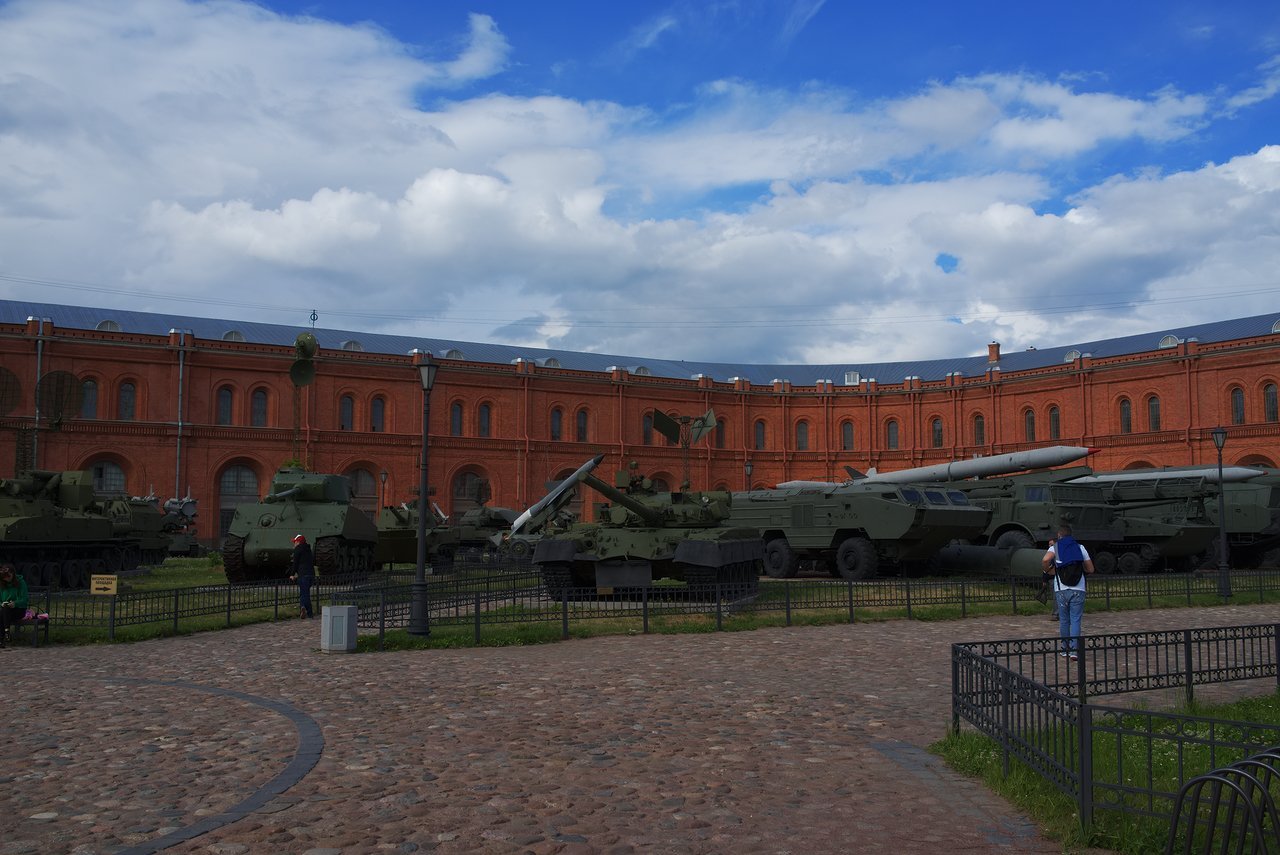 冷戦時代以降の近代の戦車やミサイルを射出する車両