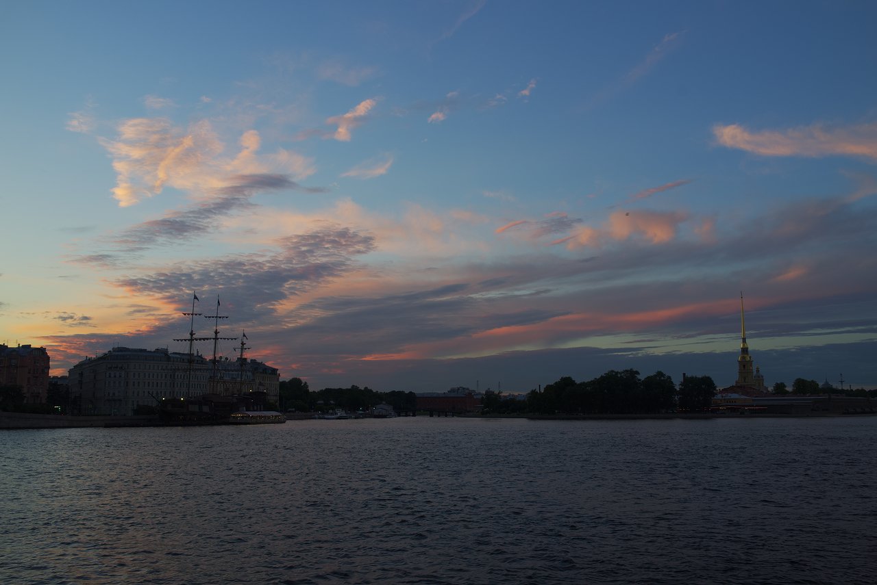 夕暮れ時（22時）のネヴァ川とペトロパヴロフスク要塞