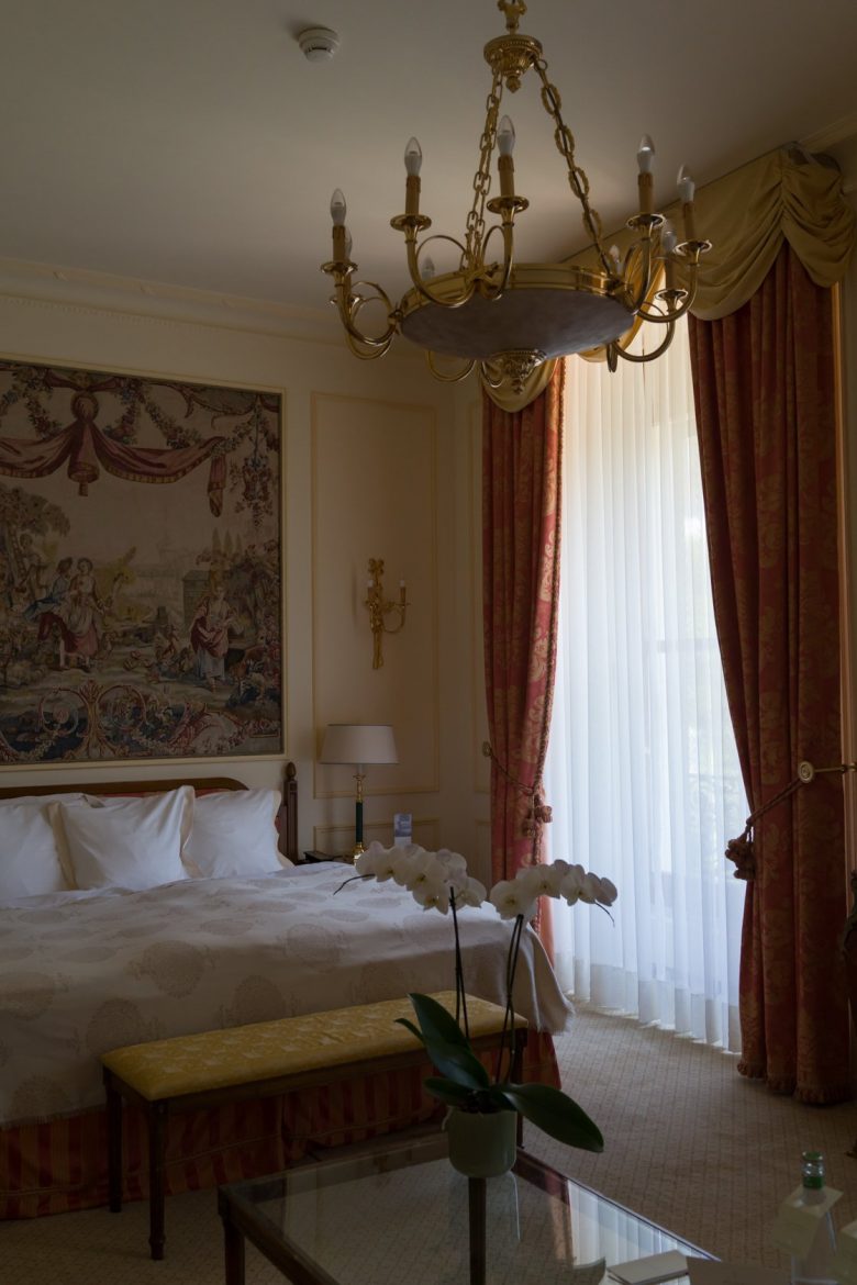 ヨーロッパの宮殿風の内装には欠かせないカーテンバランス（スイスの5つ星ホテルのBeau-Rivage Palace Lausanneの客室）