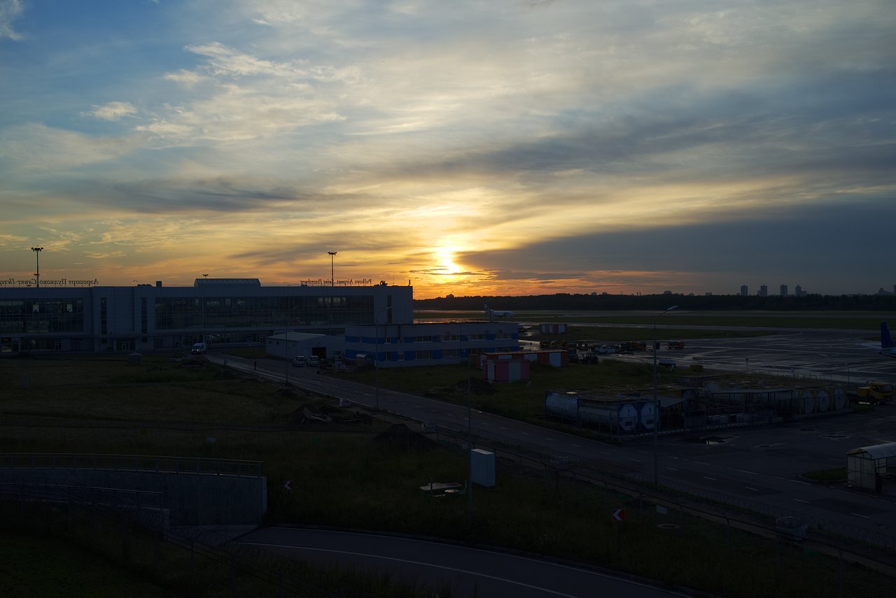 夕暮れ時のサンクトペテルブルク・プルコヴォ空港