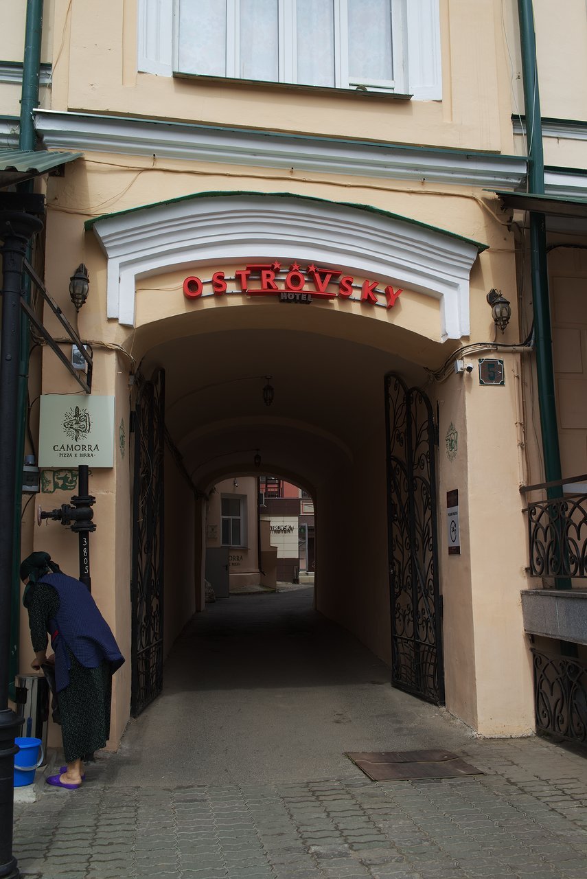 予約したOSTROVSKY HOTELの入口
