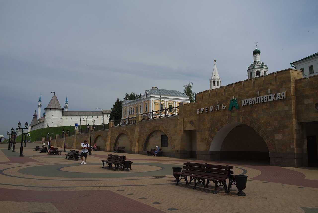 地下鉄駅のクレムリョフスカヤ駅とカザン・クレムリン