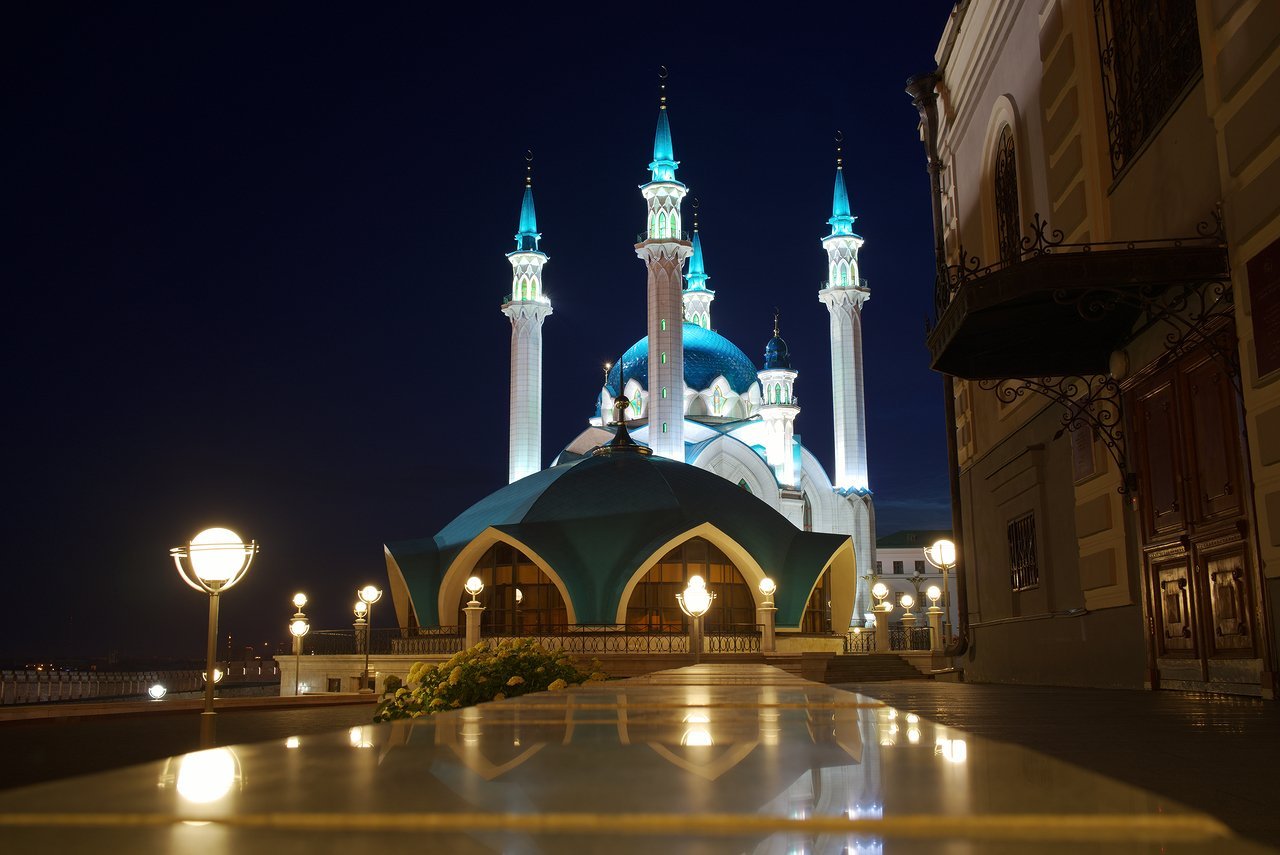 美しいカザン・クレムリンのクル・シャーリフモスクの夜景