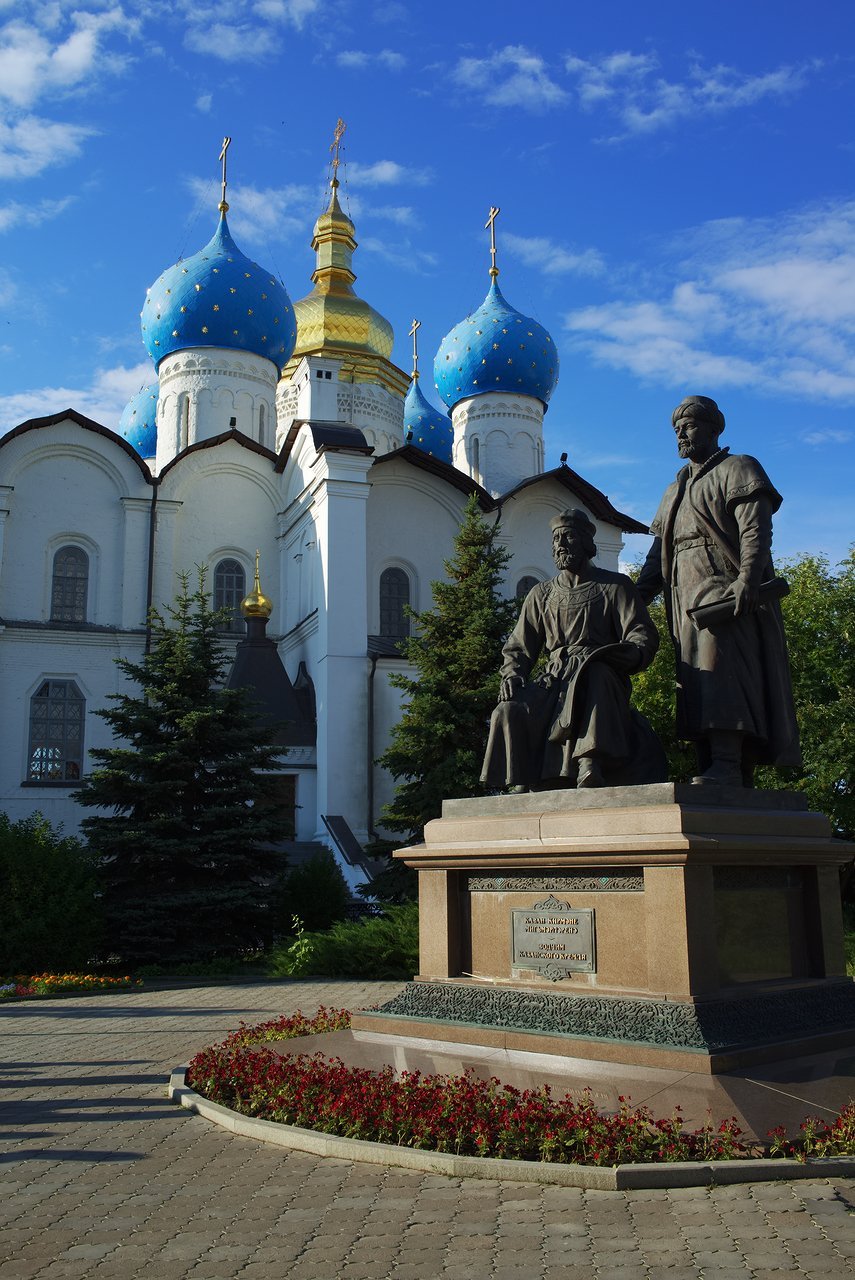 銅像とブラゴヴェシェンスキー大聖堂