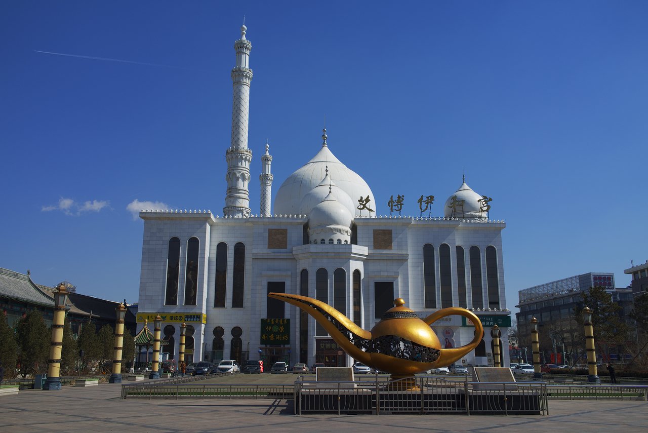 2本のミナレット（尖塔）があるフフホトのモスクとアラジンっぽいランプのオブジェ