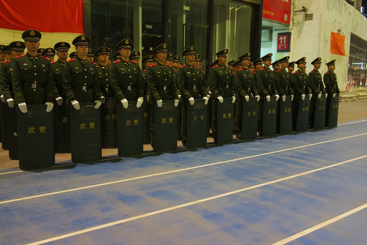 北京のアウェーゲームは警備が厳重で中国の武装警察も警備に当たっています