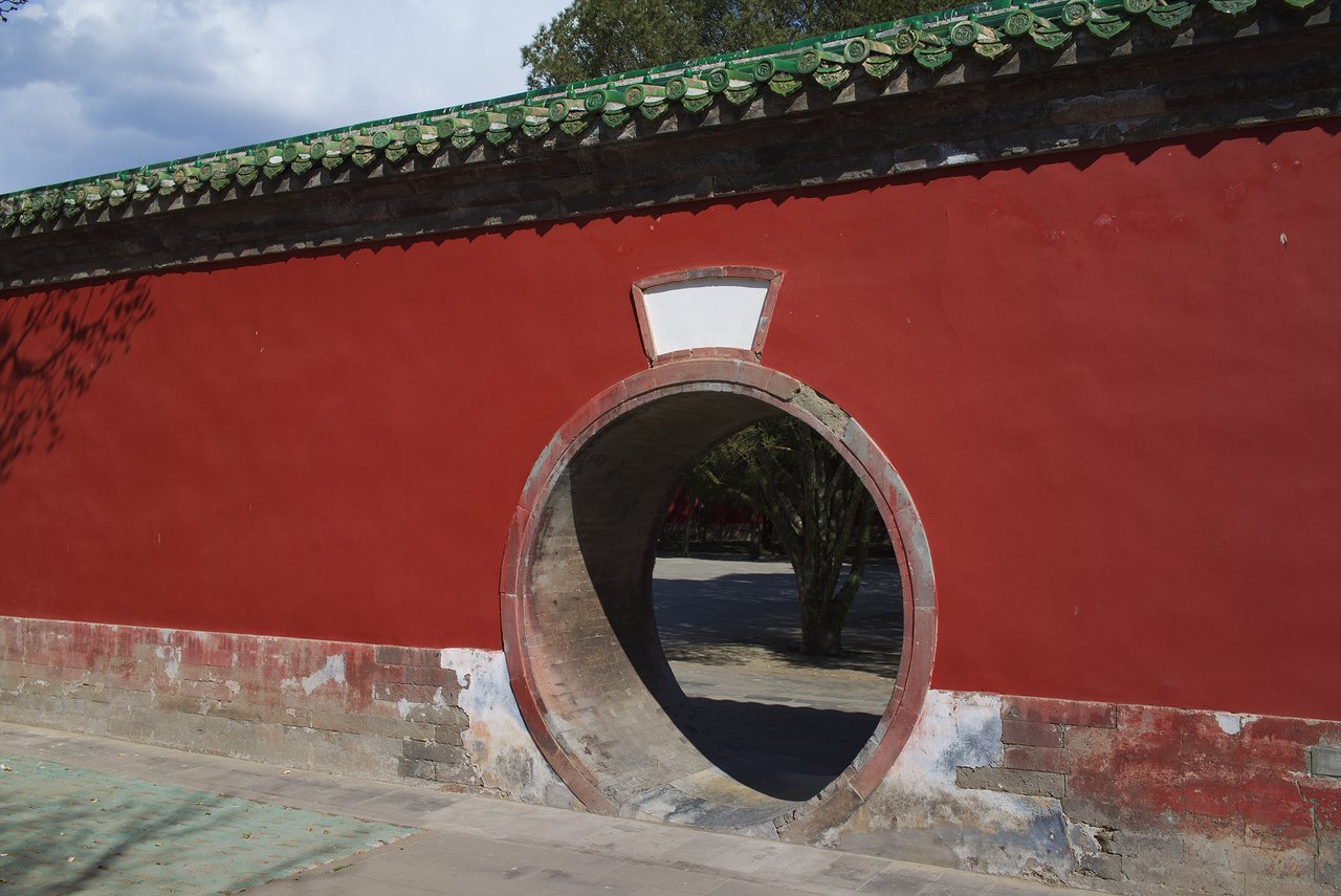 こういう丸い穴の門は中国感があります