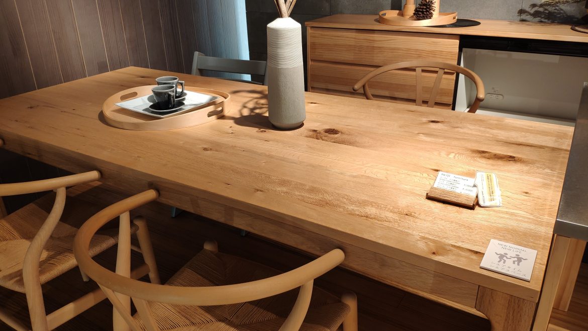 sui:ji furnitureのナラ材のテーブル（節有り）