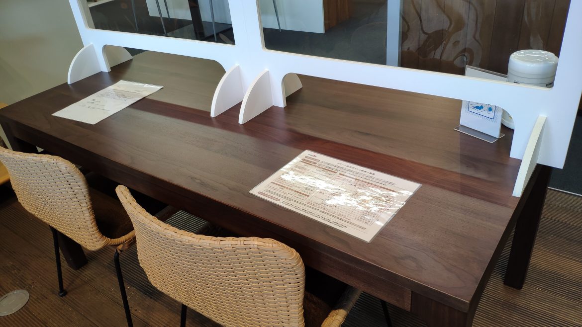 sui:ji furnitureのウォールナットのテーブル