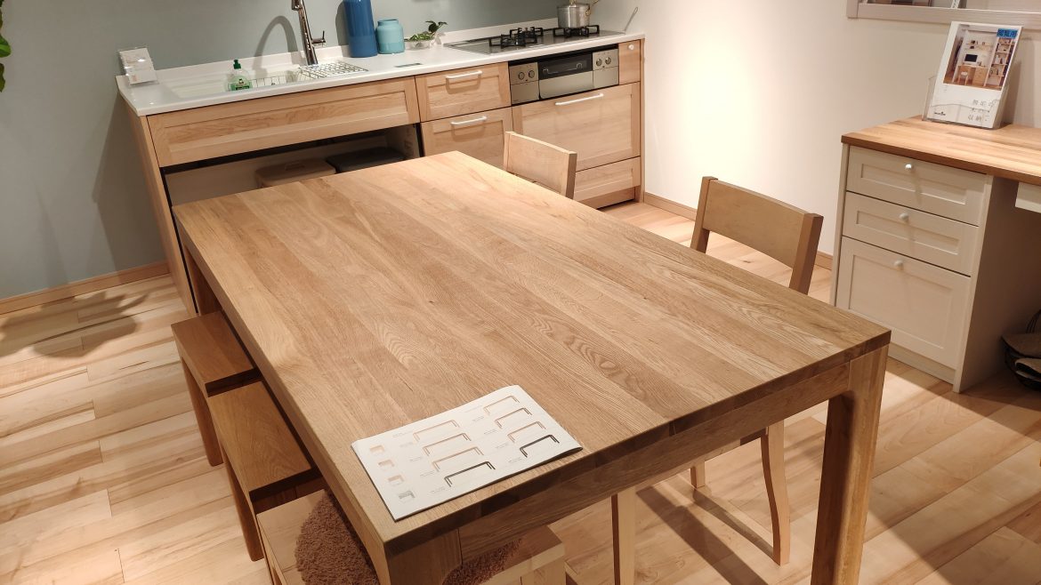 sui:ji furnitureのナラ材のテーブル