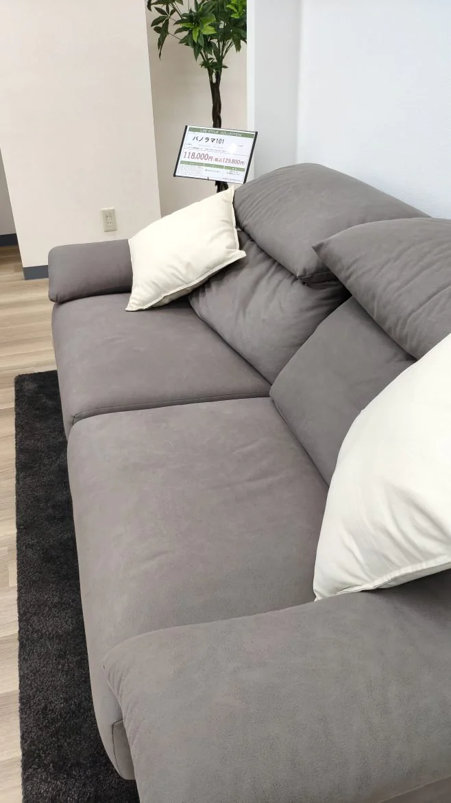 座り心地の良い本革のソファーは約13万円
