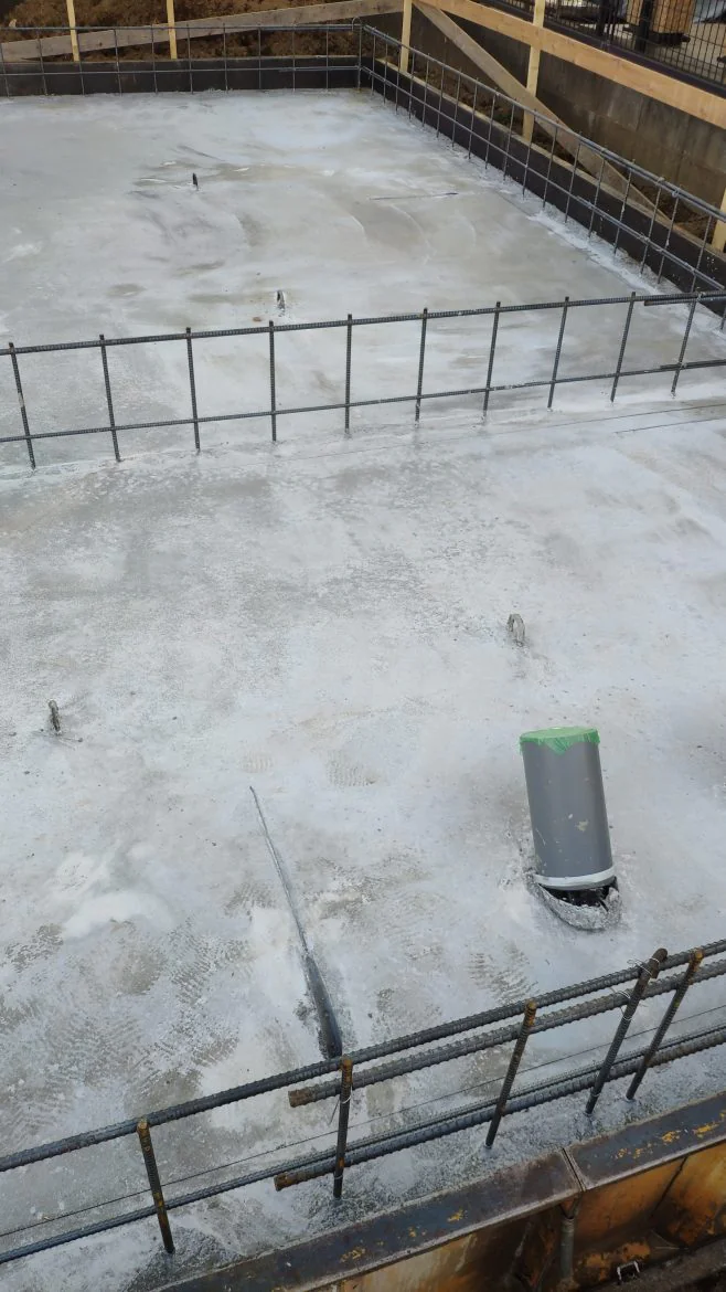 耐圧盤コンクリートに配管用のスリーブ（さや管）と水抜き用の穴が開けられていました