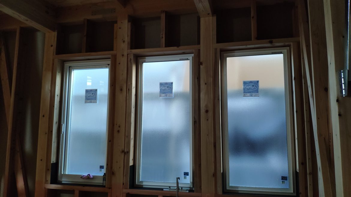 防犯ガラス＆型ガラスの1階洋室の3連窓（左：06013縦辷りオペレーターハンドル、中央と右：06013FIX）