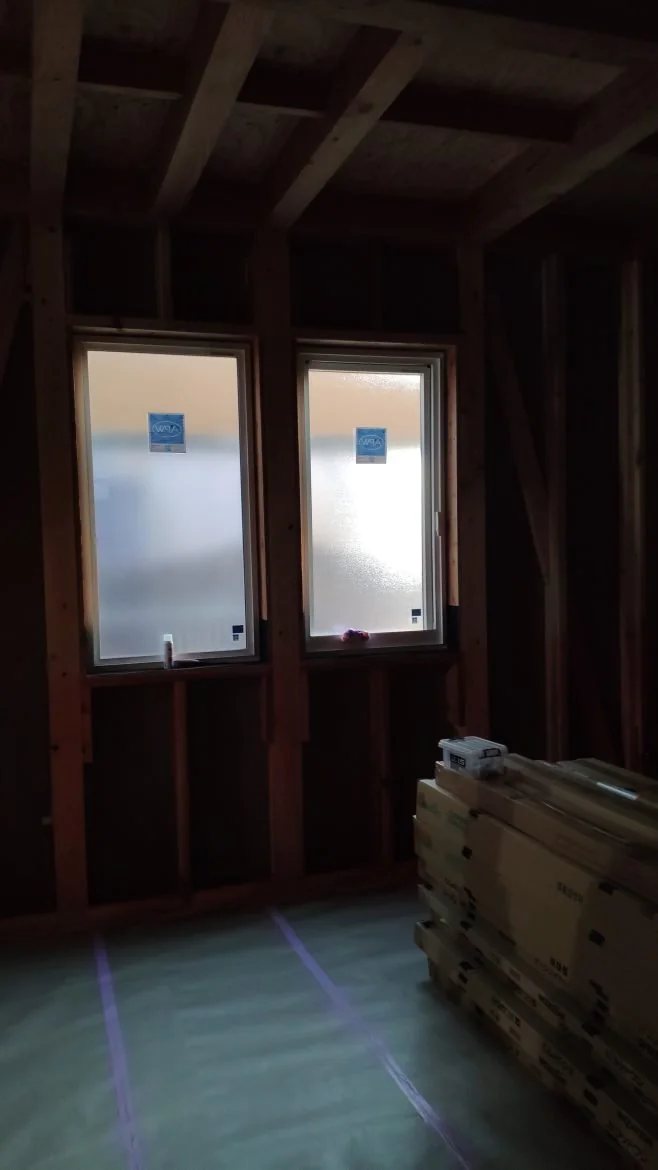 1階寝室の窓（左：06913FIX、右：06913縦辷り）