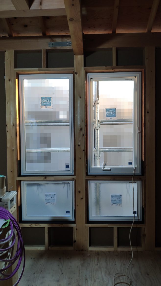 069幅の標準外サイズの窓（左上：06913FIX、左下と右下：06905FIX（型ガラス）、右上：06913縦辷り）