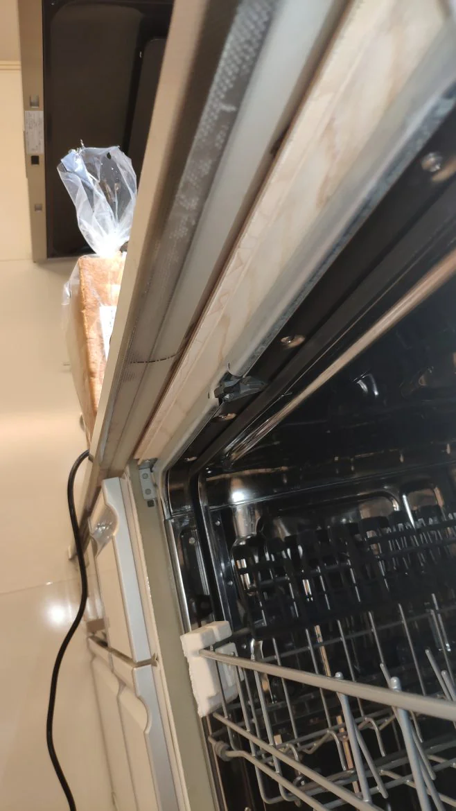 食洗機上にスペーサーとなる木材を挟むことで天板裏がほぼフラットになりました