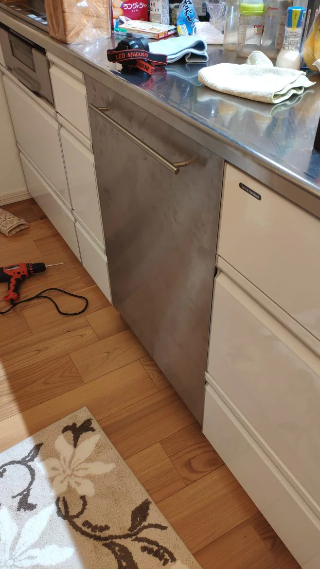 どうやって食洗機本体をキッチンに固定するかという難問をクリアできました