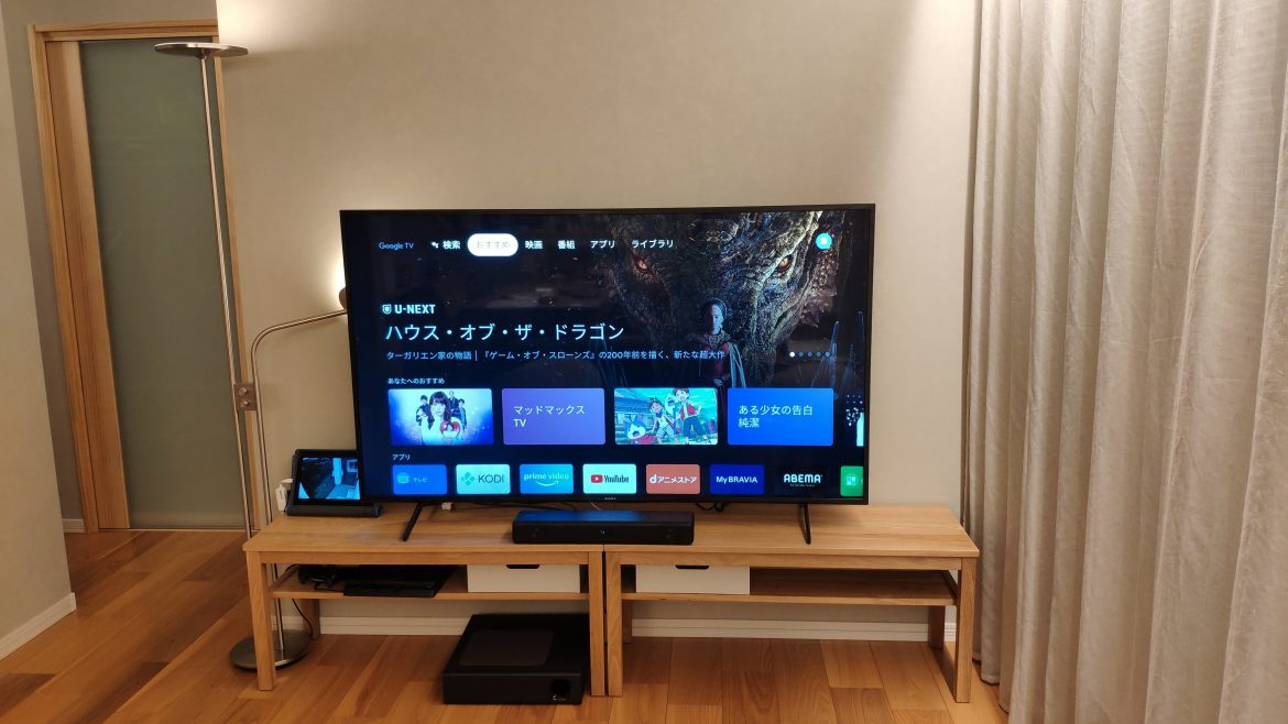 リビングのテレビ横に監視カメラ用のモニターを置けば外の様子が常に把握できて非常に便利です