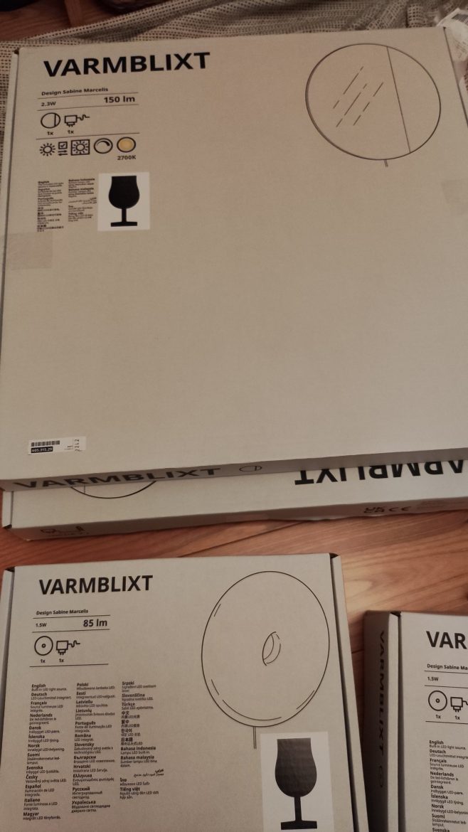 VARMBLIXTの照明付きミラー（上）と照明（下）のパッケージ