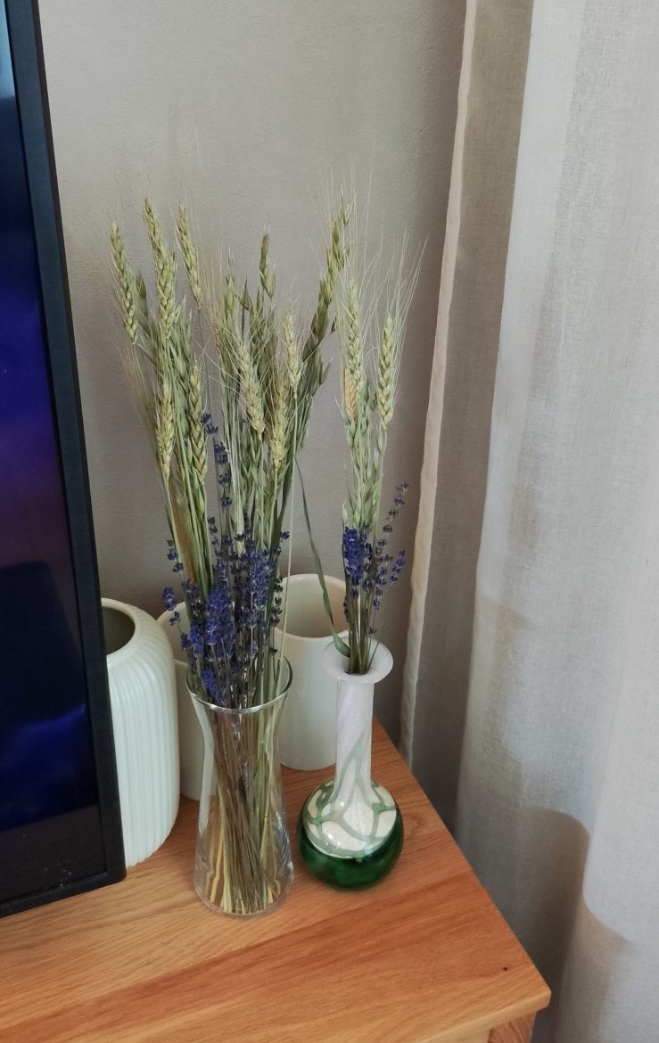 麦とラベンダーのドライフラワーを花瓶に入れて飾ってみました（自然光での見え方）