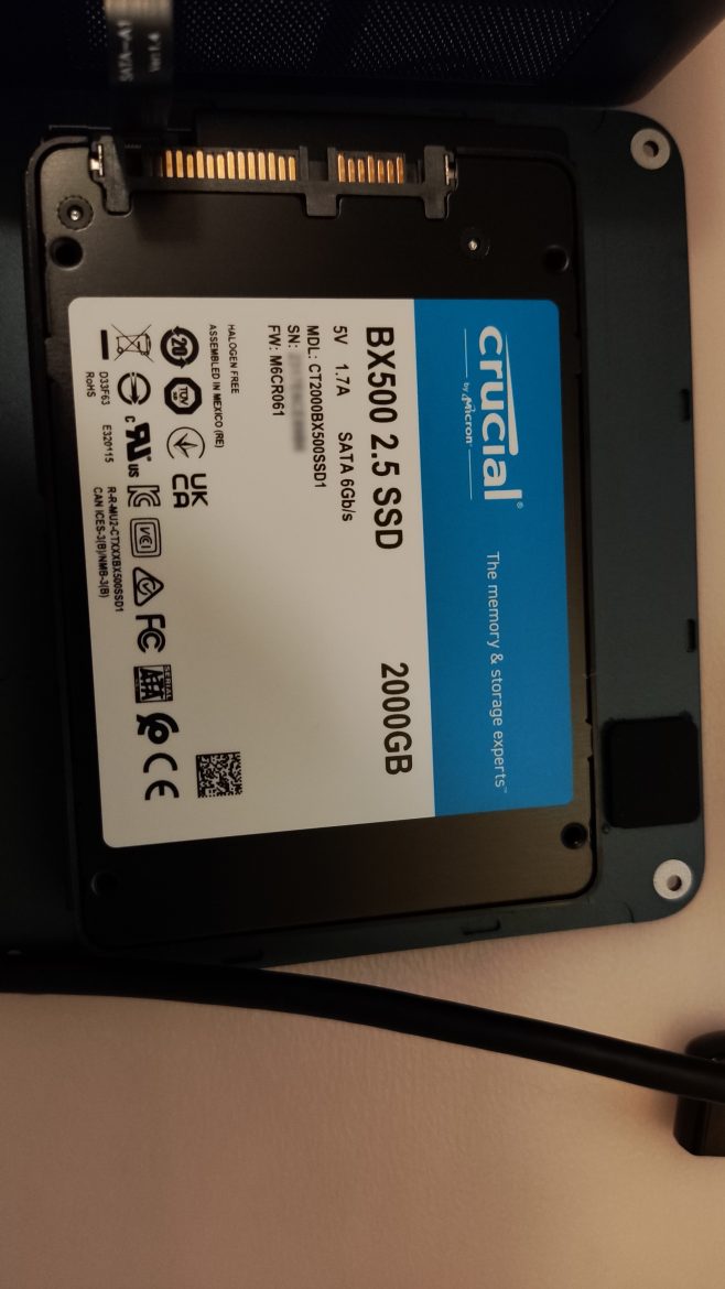 裏蓋の2.5インチスロットにCrucialのBX500 2TB SSDを追加