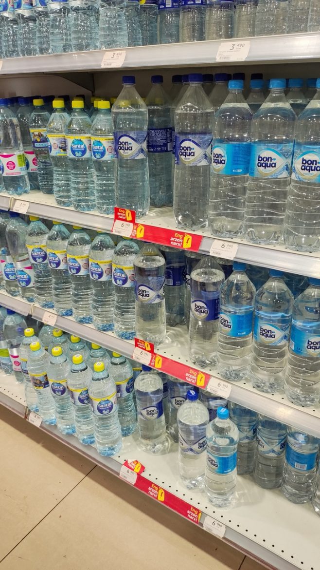 水の価格は日本の激安スーパーよりも若干安い程度