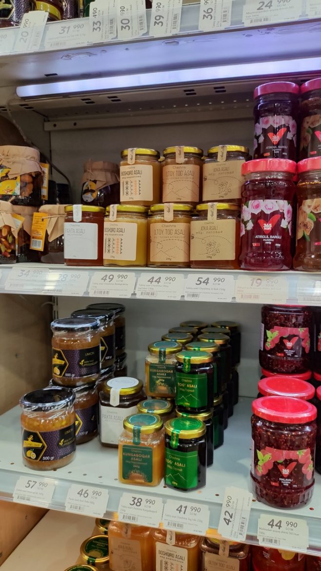 上の棚の白いはちみつを買って帰りましたが美味しかったのでお土産におすすめです