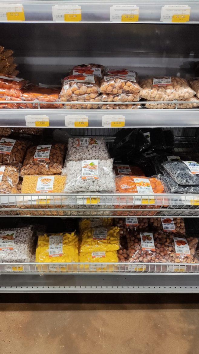 ナッツやドライフルーツもウズベキスタンの特産品ですが包装を気にしなければスーパーよりはバザールの方が安価