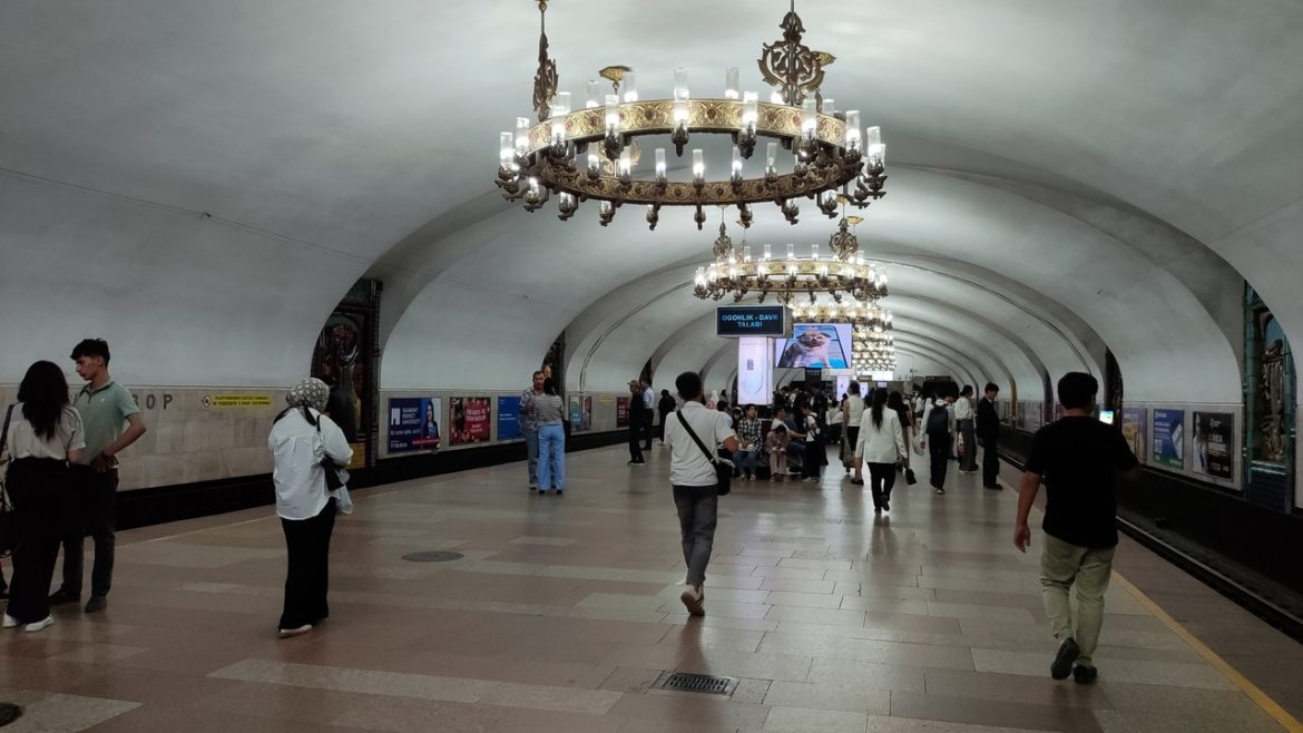 Chilonzor駅のホーム