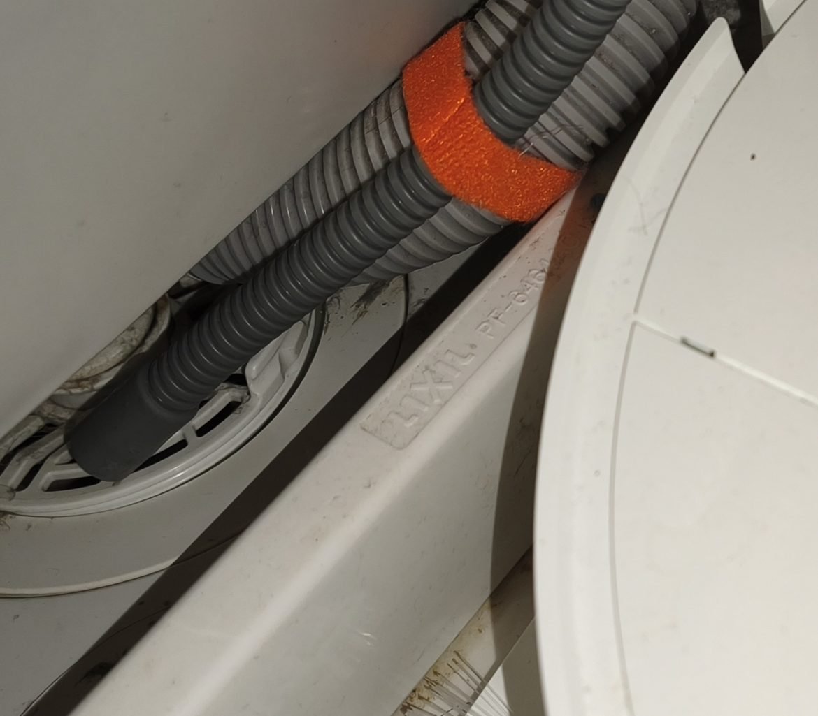 FUWATOの排水ホースを洗濯パンの排水口の上に来るようにしました