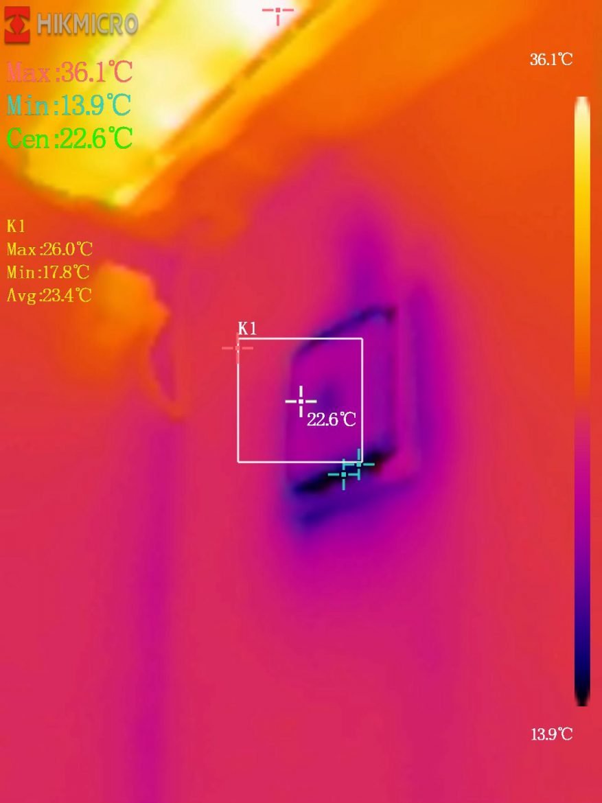 蓋の裏側に現場発泡ウレタン断熱材を追加した後のサーモグラフィー画像